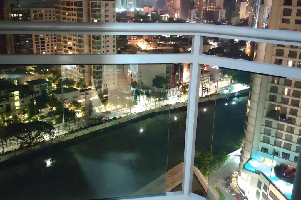 Aveline Suites Elite Rockwell View Acqua Private Residences Near Rockwell Makati Manila Exterior photo